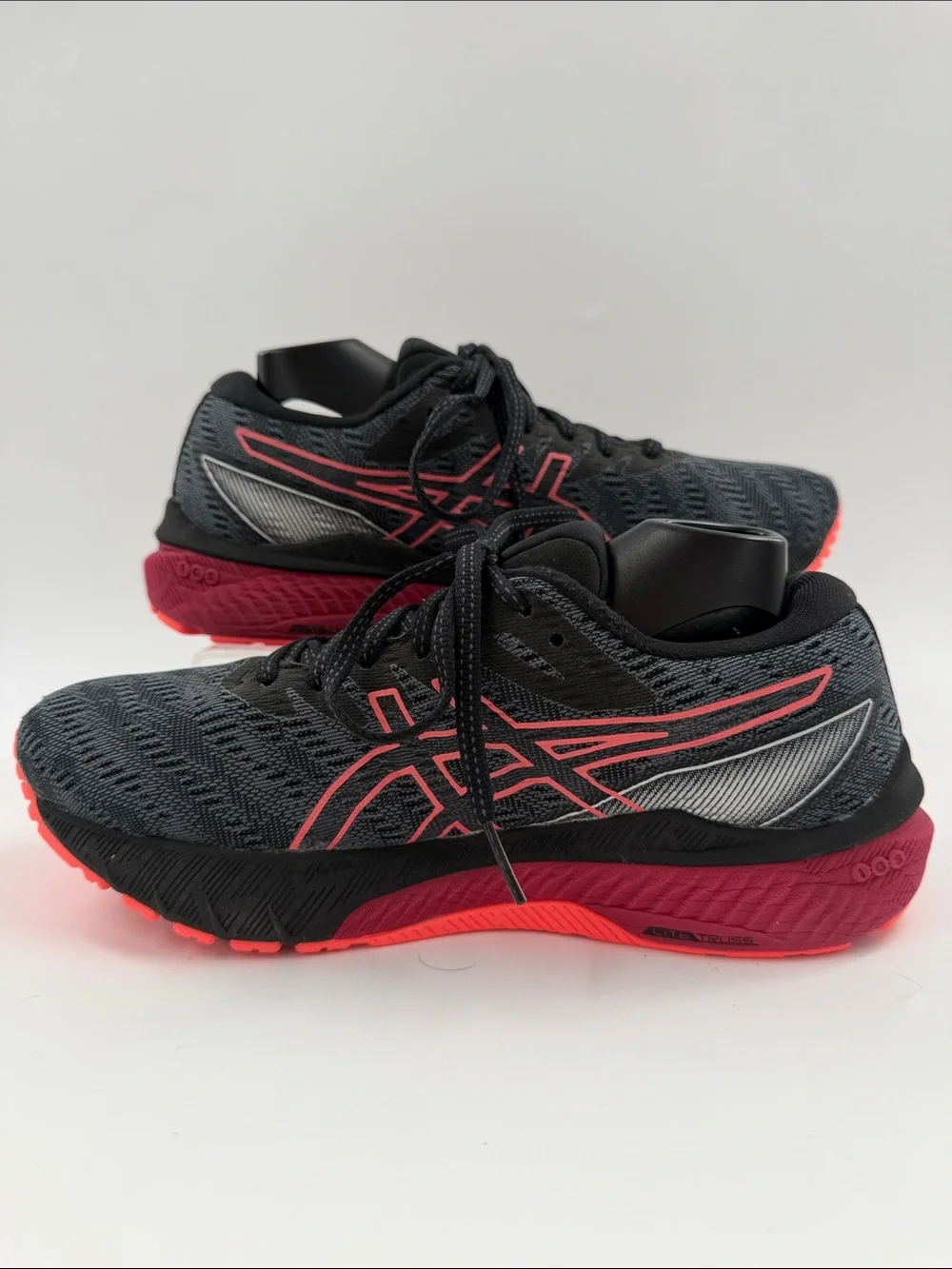 ASICS GT-2000 10 Women's Size 7 Black / Red Gore-Tex Waterproof Running Sneakers